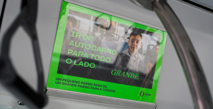 Cartaz no interior do autocarro